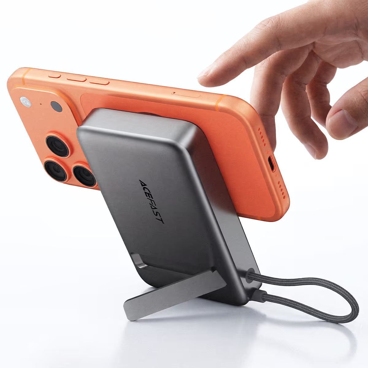 ACEFAST M40 holding a phone on its stand while charging